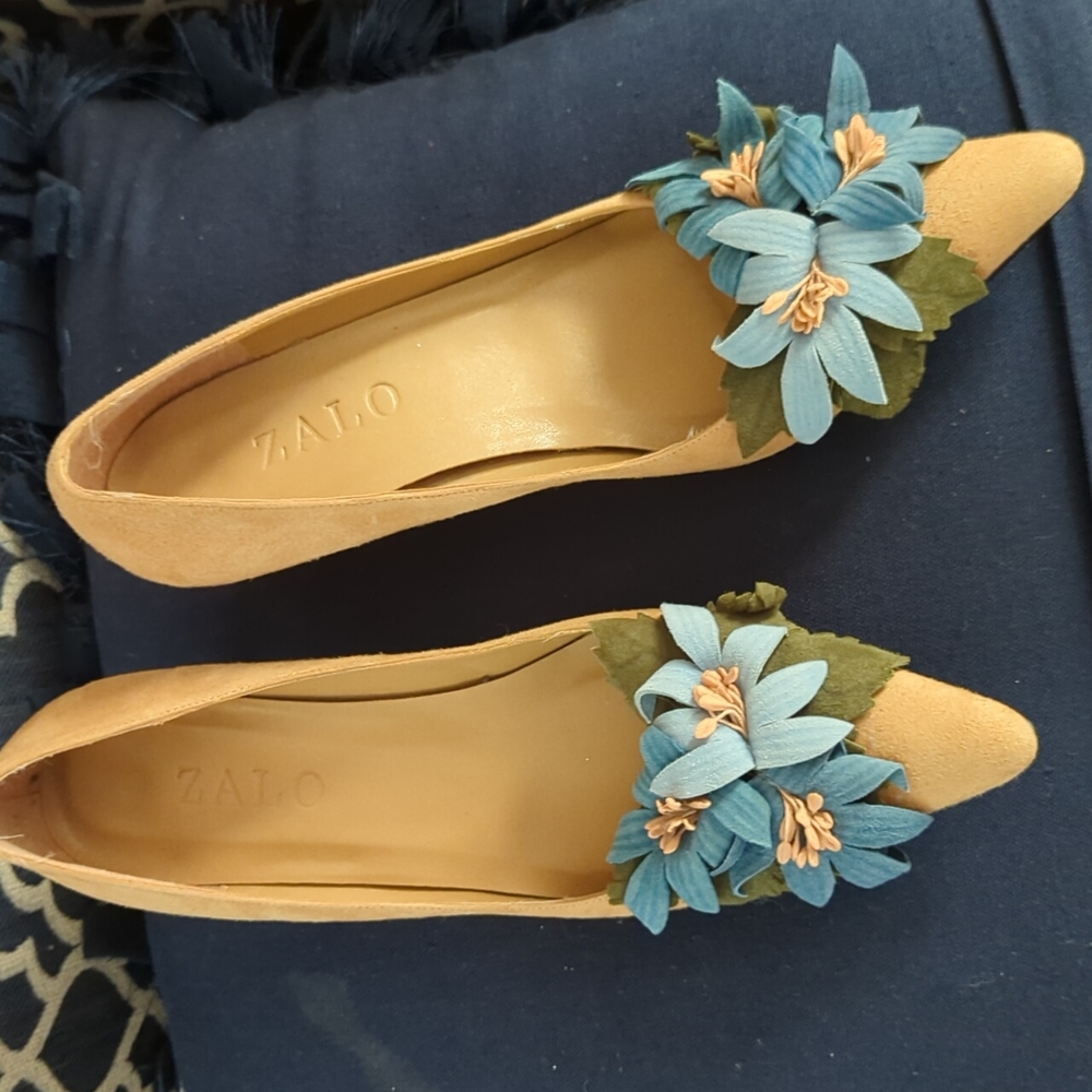 Women's suede leather pumps